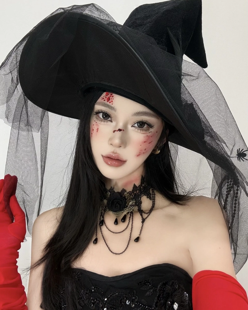 Hình cosplay phù thủy ánh mắt lạnh đầy sức mạnh