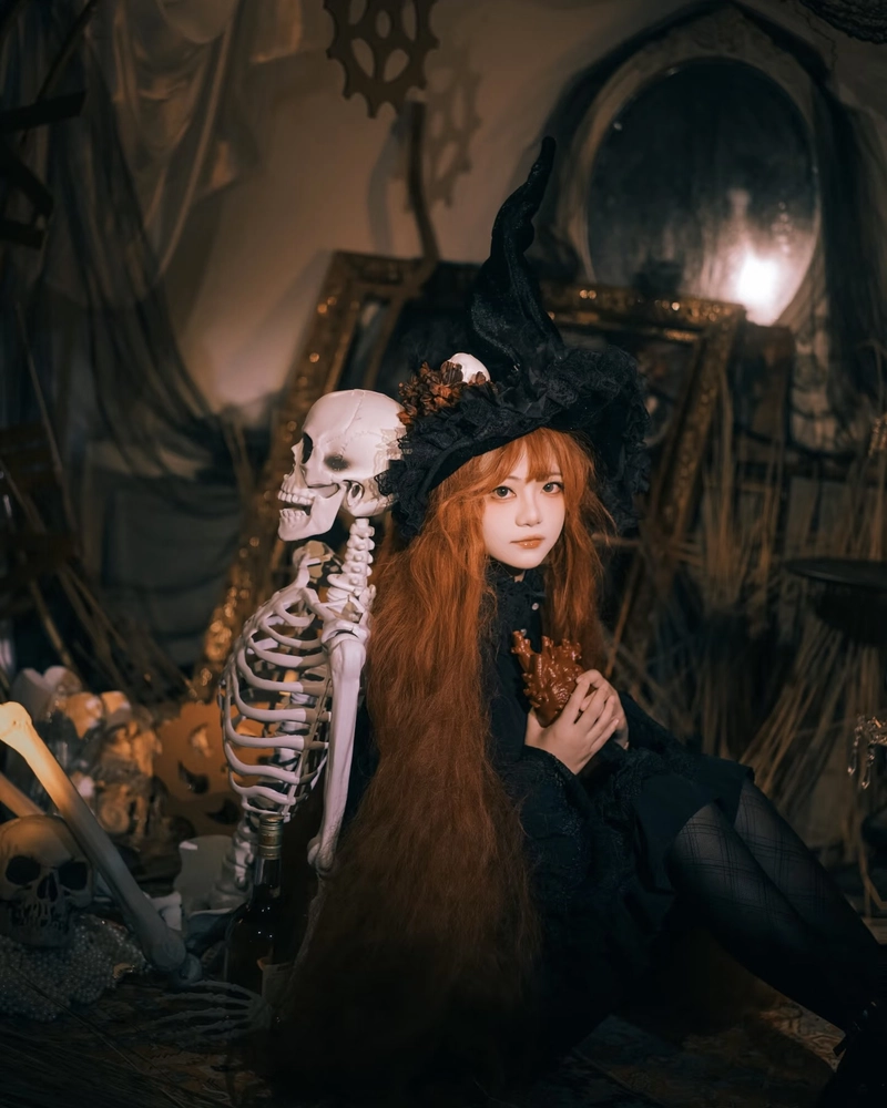 Hình cosplay phù thủy ánh mắt mạnh mẽ đầy cuốn hút