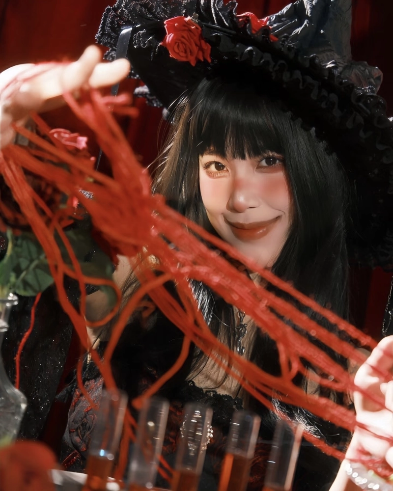 Hình cosplay phù thủy ánh mắt phát sáng đầy huyền bí