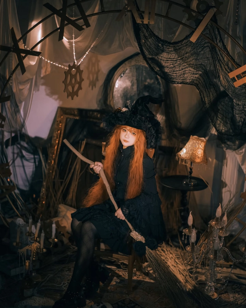 Hình cosplay phù thủy ánh mắt sâu đầy phép thuật
