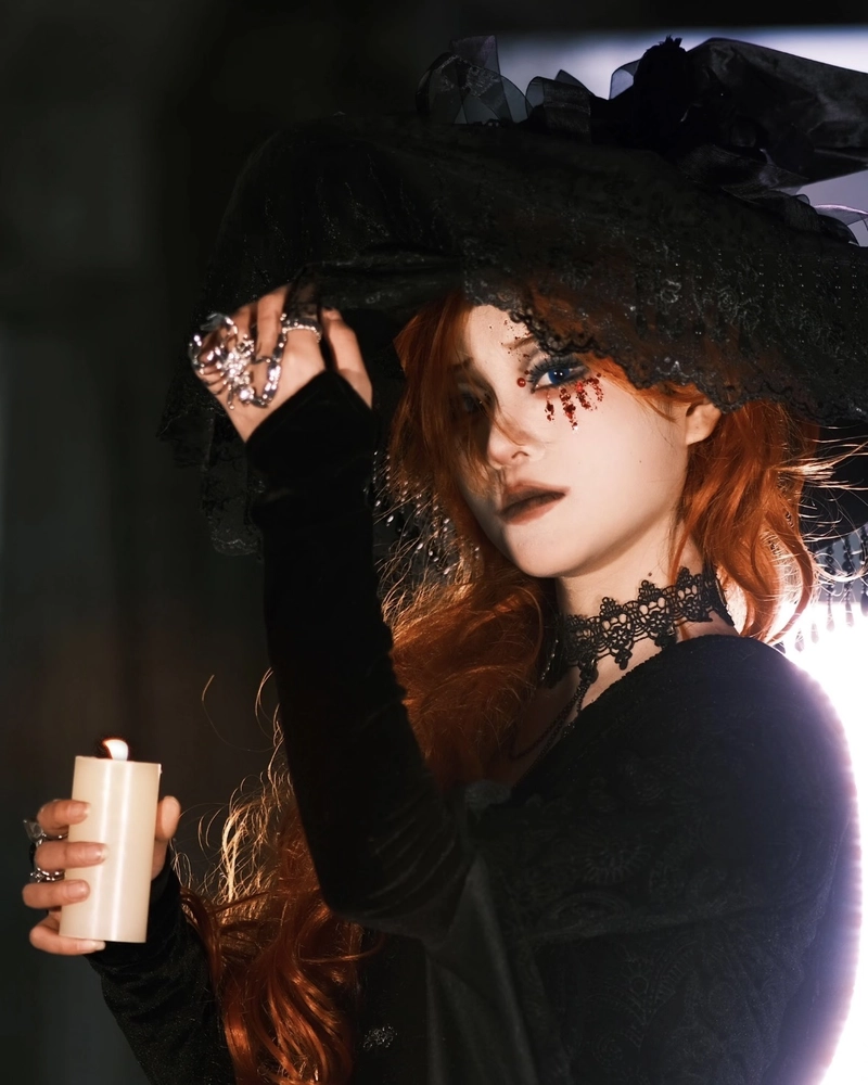 Hình cosplay phù thủy ánh mắt sâu mang nét huyền bí