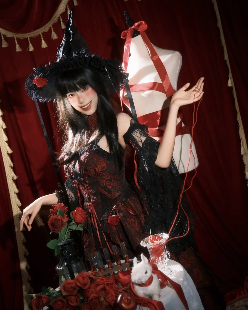 Hình cosplay phù thủy ánh nhìn sắc sảo đầy quyền năng