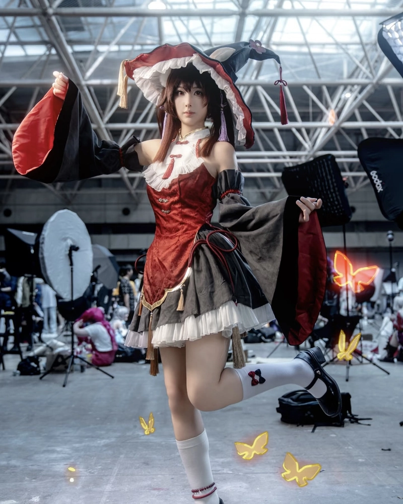 Hình cosplay phù thủy ánh nhìn sâu đầy cảm xúc