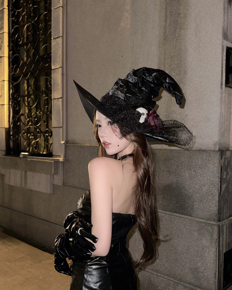 Hình cosplay phù thủy ánh nhìn xa xăm đầy bí ẩn