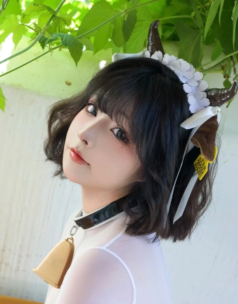 Hình nền cosplay bò sữa phù hợp điện thoại và máy tính