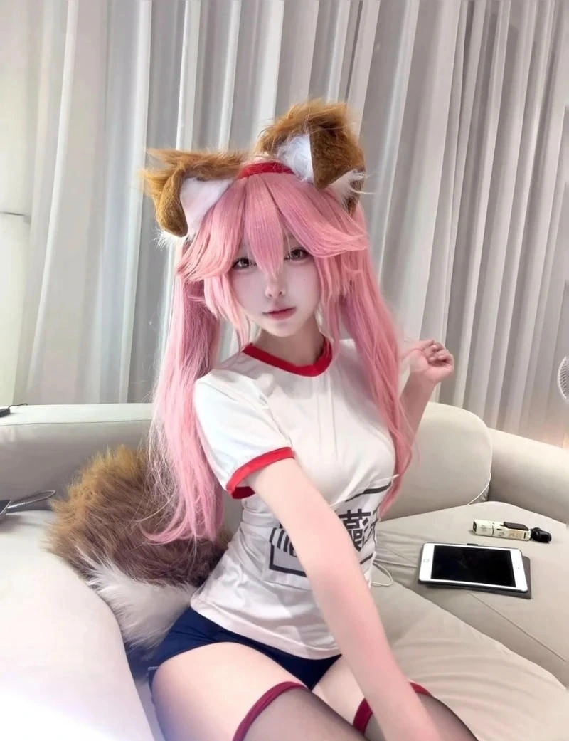 Hóa trang cosplay mèo phong cách maid anime thần thái dễ thương
