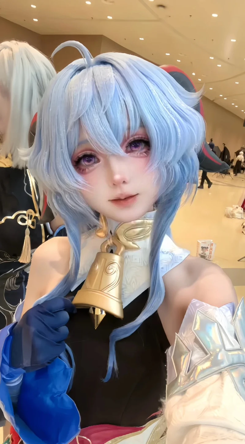 Khí chất thư ký Nguyệt Hải Đình nổi bật trong Ganyu cosplay