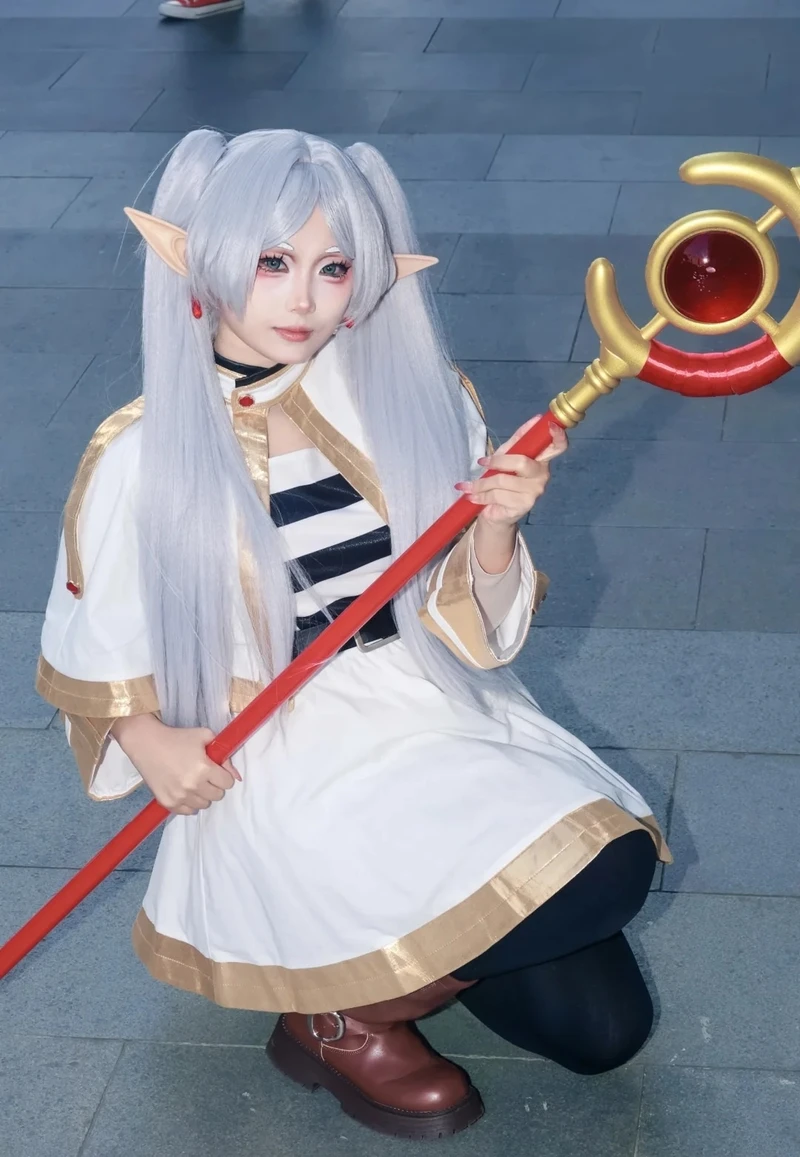 Mái tóc dài mềm mại góp phần làm nổi bật cosplay Frieren