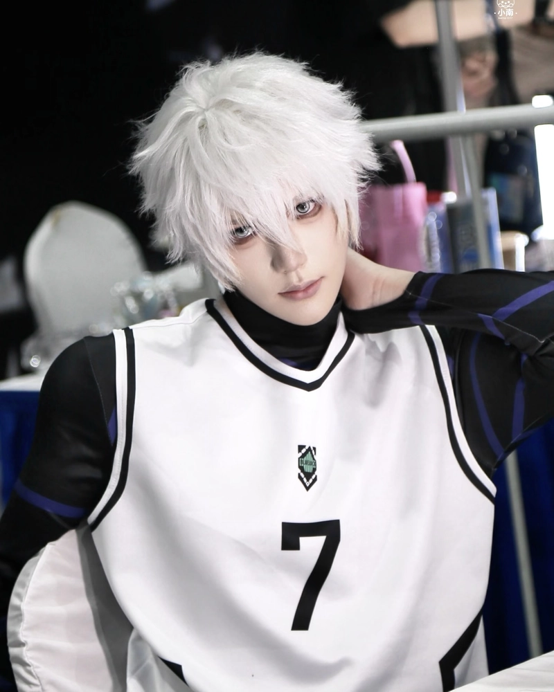 Nagi cosplay với biểu cảm lạnh lùng đặc trưng