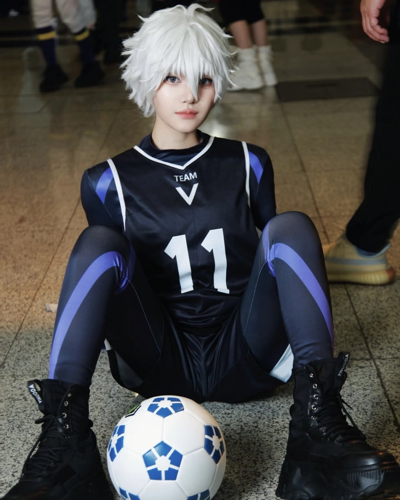 Nagi cosplay với trang phục bóng đá anime đặc trưng