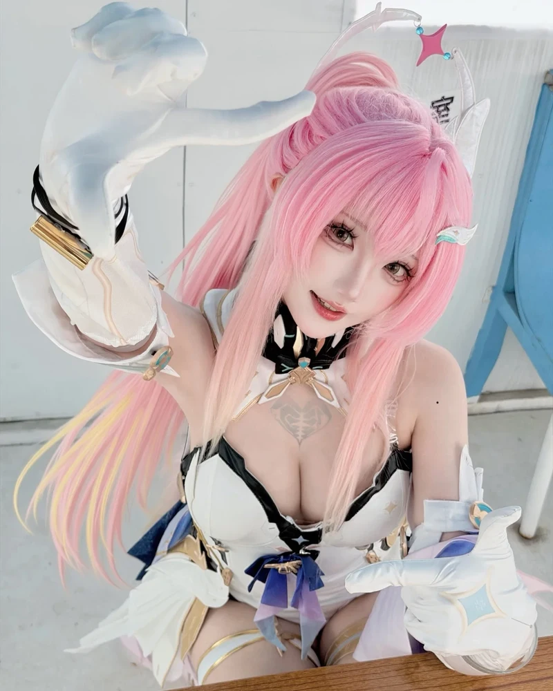 Nét đẹp tinh tế từ gương mặt đến vóc dáng gái xinh cosplay