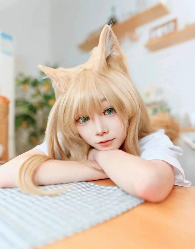 Nhan sắc dễ thương của cosplay mèo anime giữa ánh đèn đêm