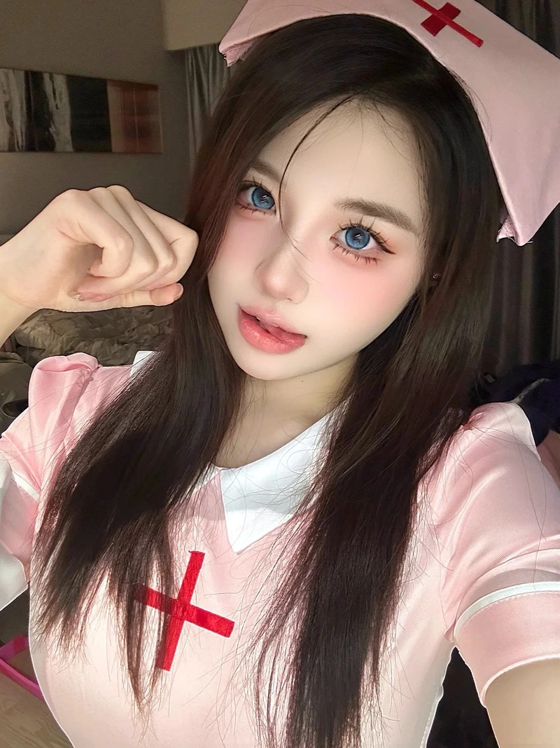 Nữ coser diện váy y tá trắng cùng thần thái nổi bật