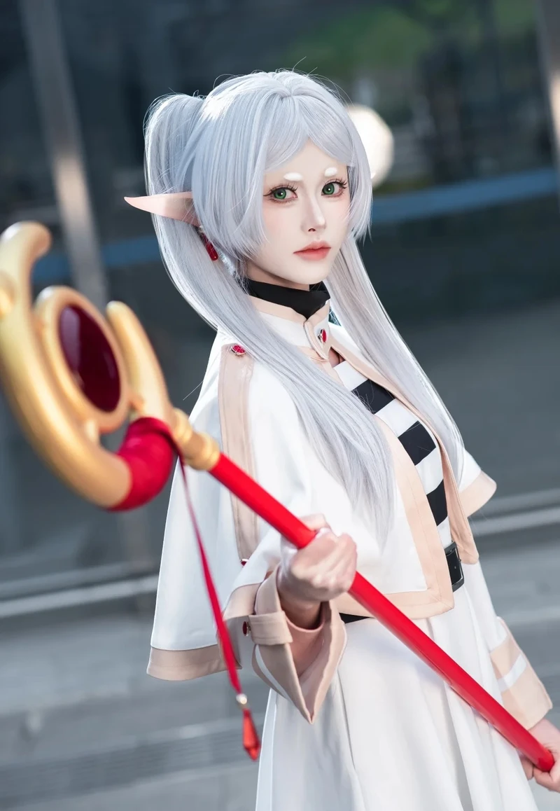 Nữ cosplayer đáng yêu cuốn hút của cosplay Frieren