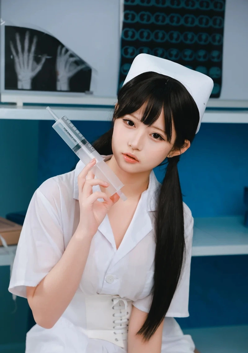 Nữ cosplayer diện đồng phục y tá cực chất và nổi bật