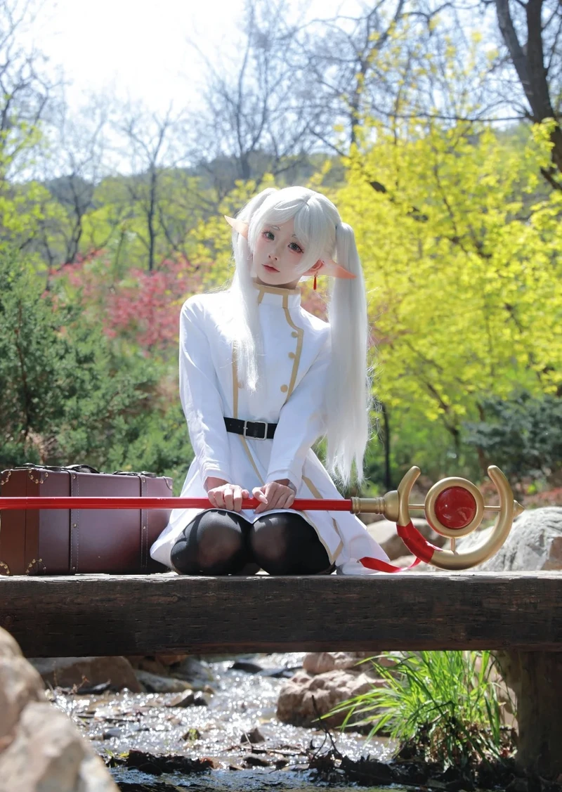 Nữ cosplayer hóa thân thành cosplay Frieren với vẻ đẹp thanh thoát