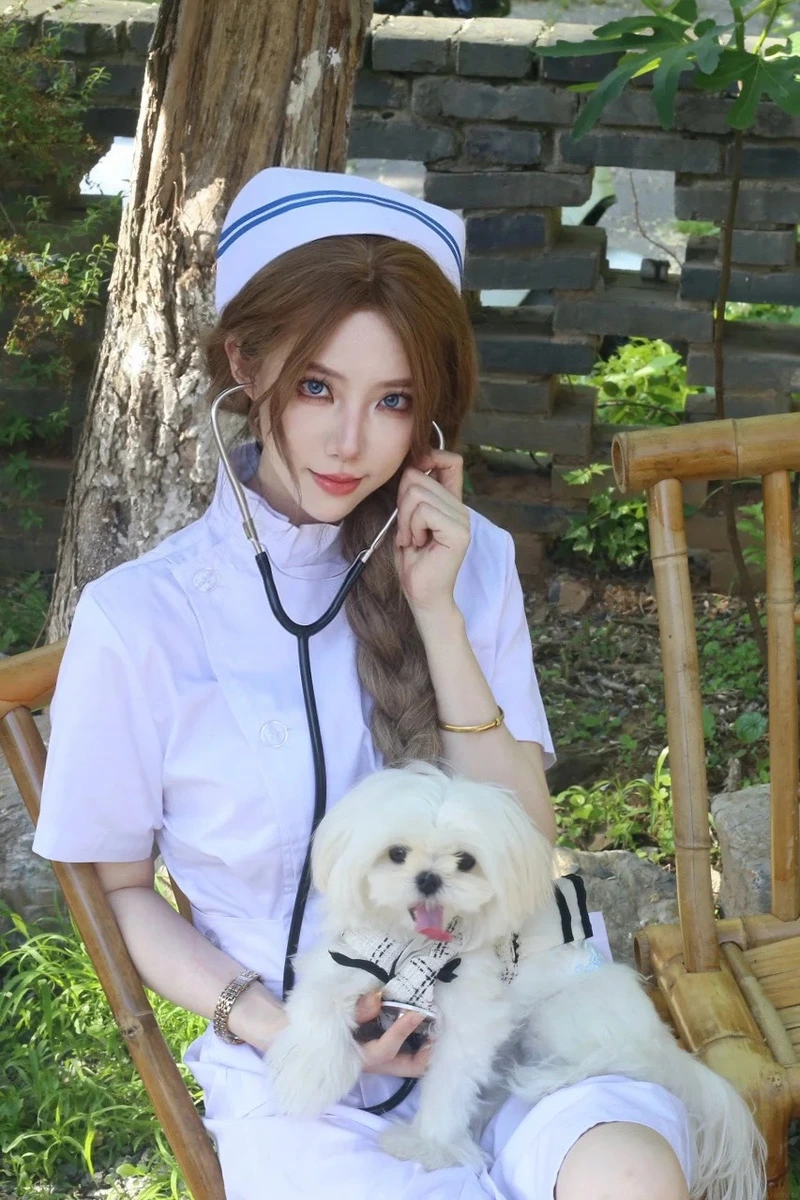 Nữ cosplayer hóa thân y tá fantasy cùng visual đầy nổi bật
