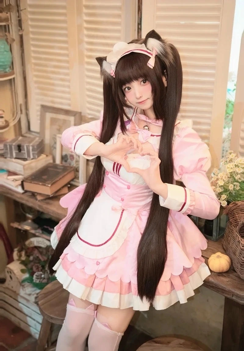 Nữ sinh cosplay mèo anime trong bộ váy trắng nữ tính đẹp