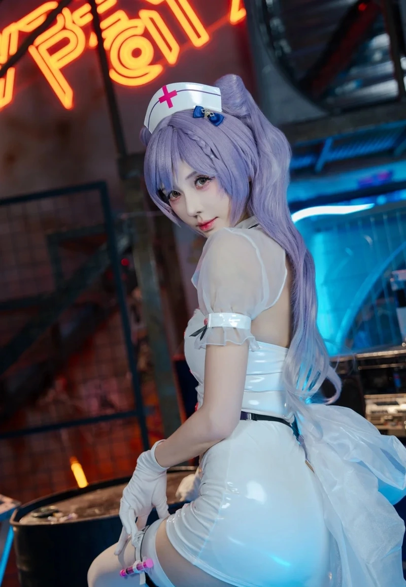 Nữ streamer diện outfit y tá với phong cách cực sang chảnh