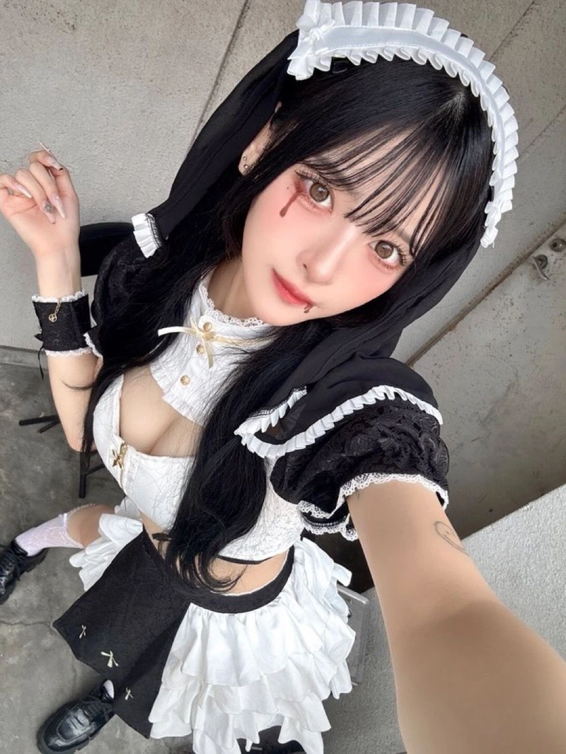 Outfit hầu gái giúp tổng thể hình ảnh trở nên nổi bật hơn