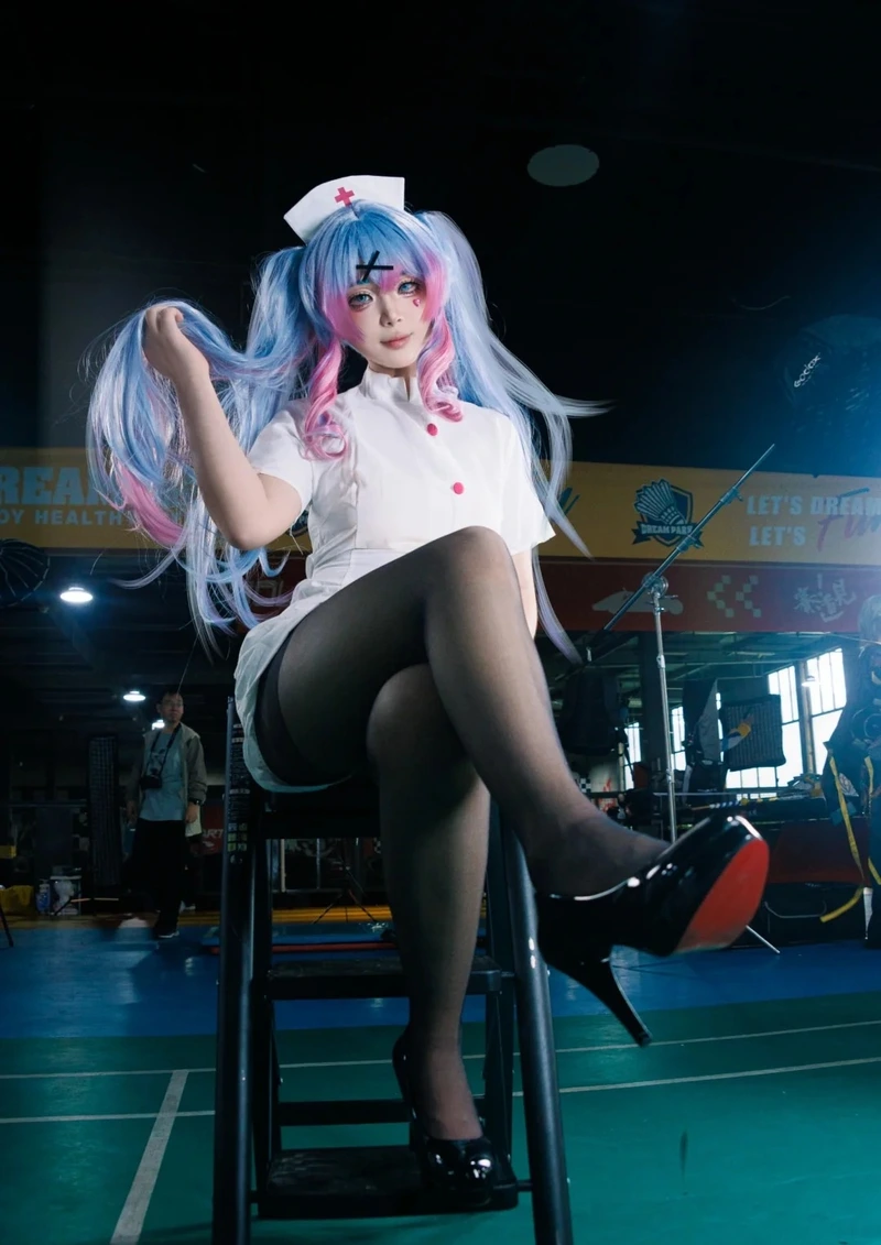 Outfit y tá trắng giúp nữ coser thêm phần nổi bật hơn