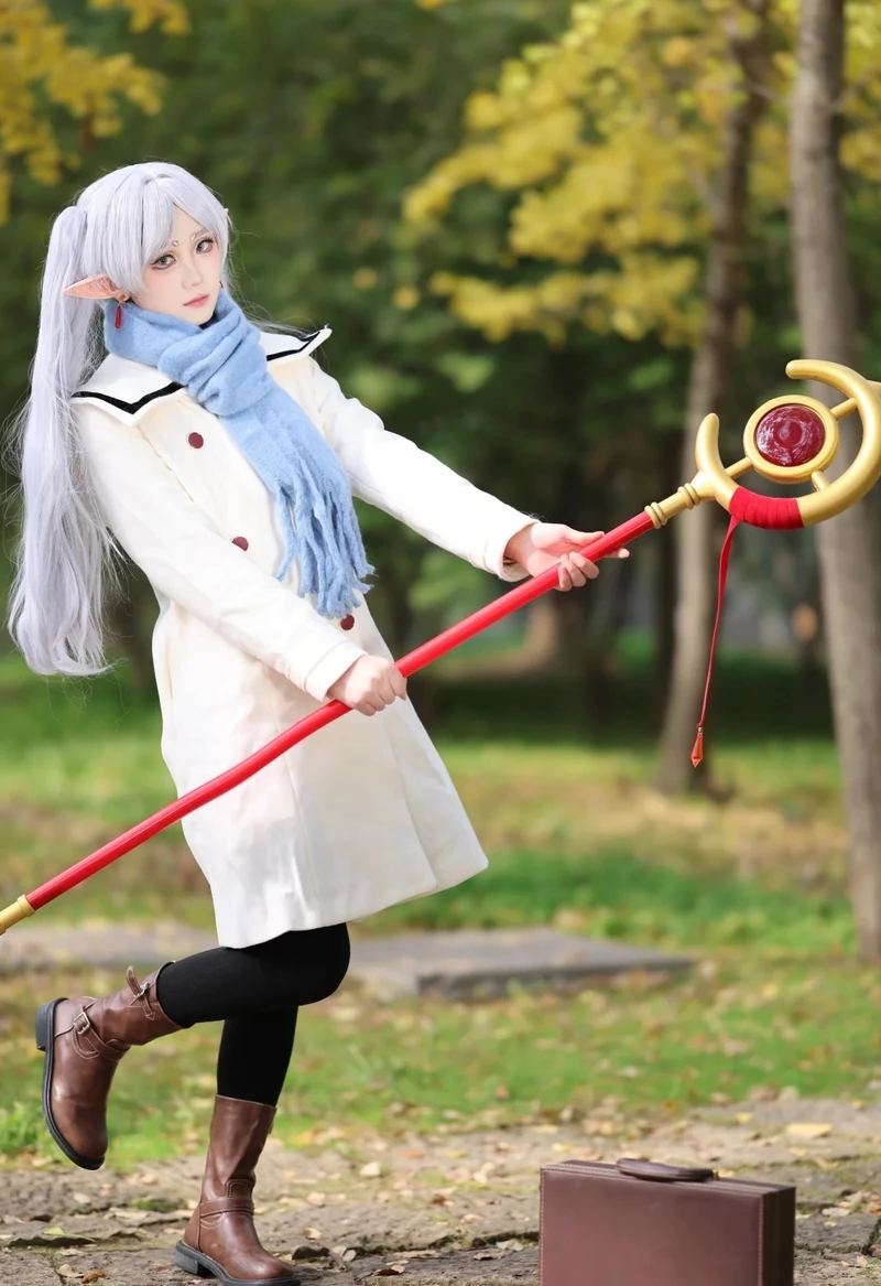 Pháp sư nhẹ nhàng trong cosplay Frieren rất cuốn hút