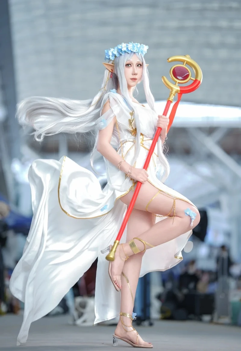 Phong cách cổ điển pha hiện đại trong cosplay Frieren