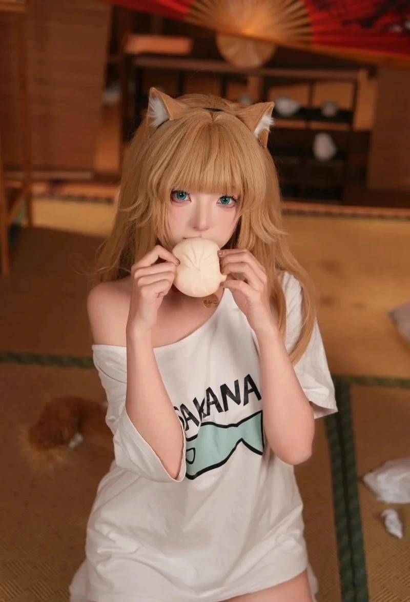 Phong cách cosplay mèo kawaii nổi bật không gian trong nhà