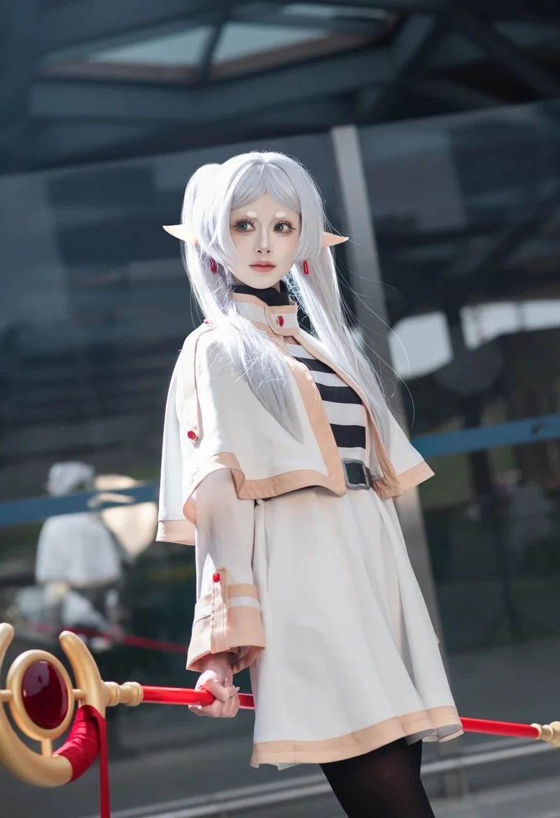 Tạo dáng đơn giản nhưng tinh tế trong cosplay Frieren