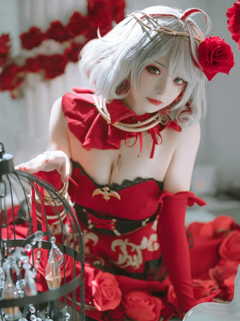 Tạo dáng khéo léo giúp gái xinh cosplay nổi bật đường nét cơ thể