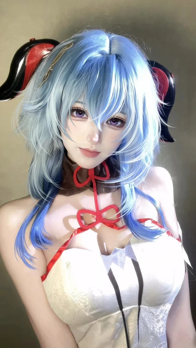Tạo dáng nhẹ nhàng Ganyu cosplay giống nhân vật gốc