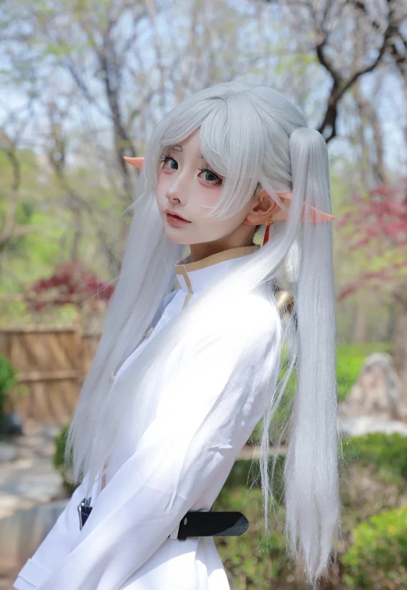 Tạo hình pháp sư anime được thể hiện rõ qua cosplay Frieren