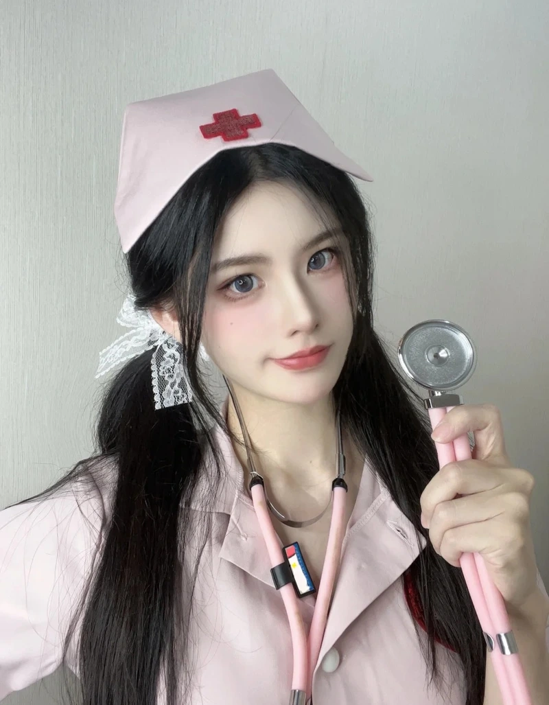 Tạo hình y tá anime sexy với biểu cảm cực kỳ ngọt ngào