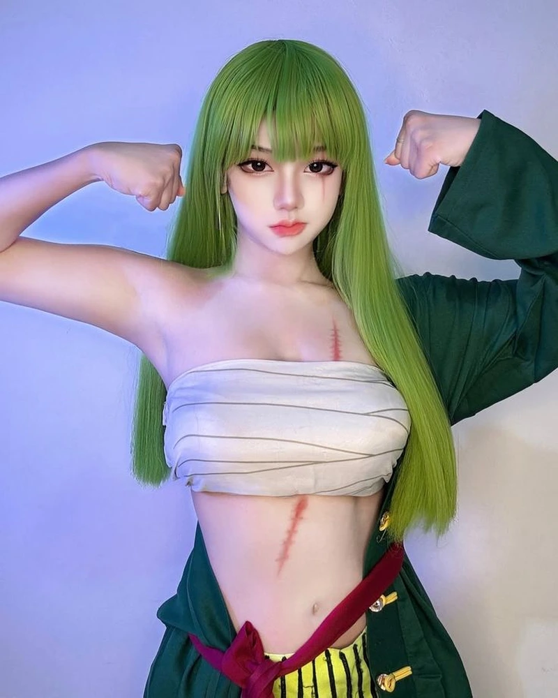 Thần thái lạnh lùng của cosplay anime nữ thu hút người xem