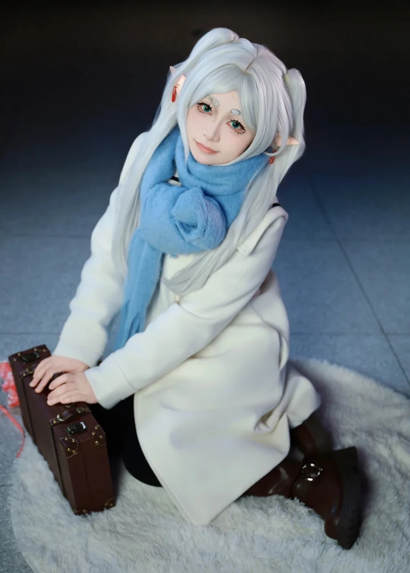 Trang phục cổ điển giúp cosplay Frieren thêm phần nổi bật