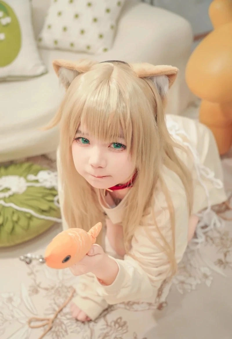 Vẻ đẹp dễ thương của cosplay mèo dưới ánh sáng lung linh