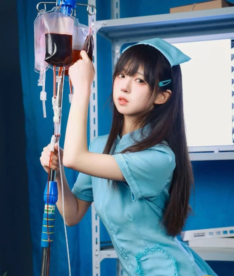 Visual y tá anime quyến rũ khiến cộng đồng mạng chú ý