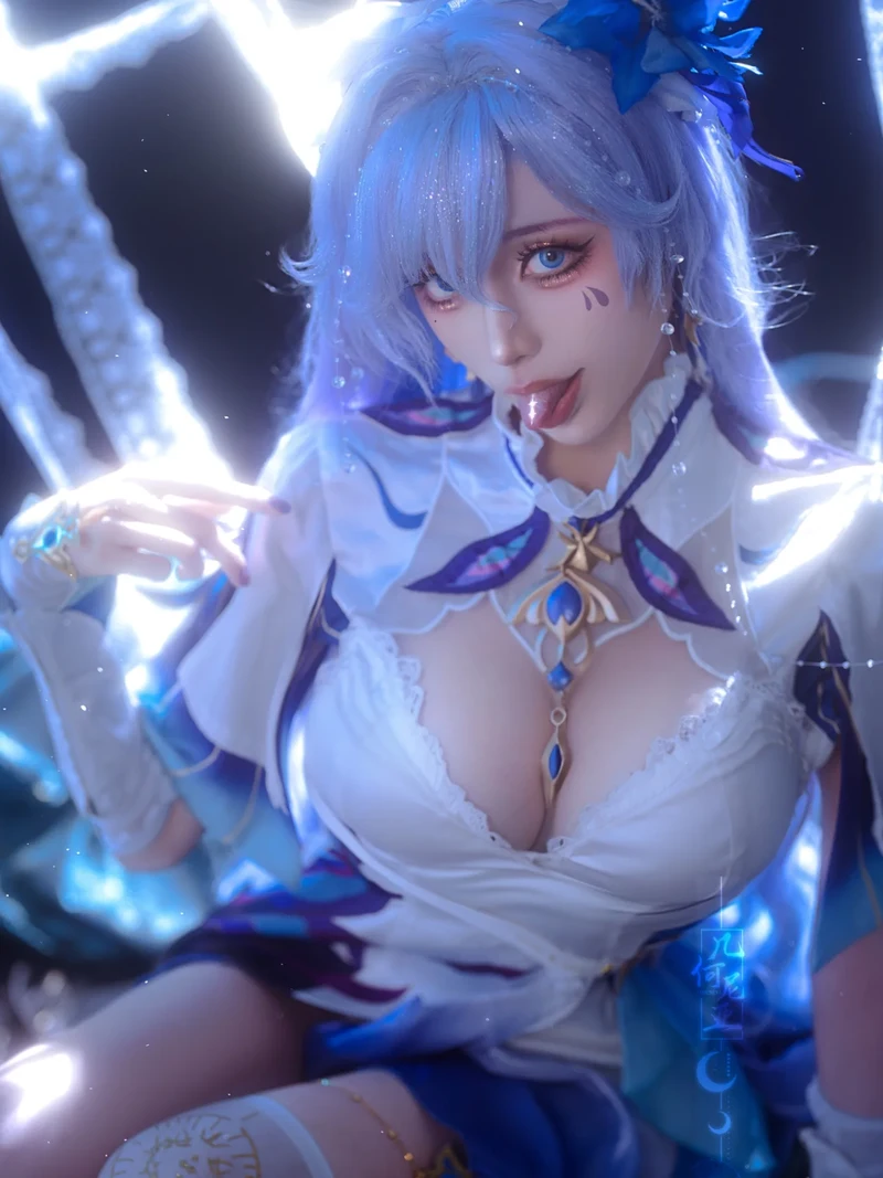 Vòng eo nhỏ của gái xinh cosplay làm nổi bật tổng thể trang phục