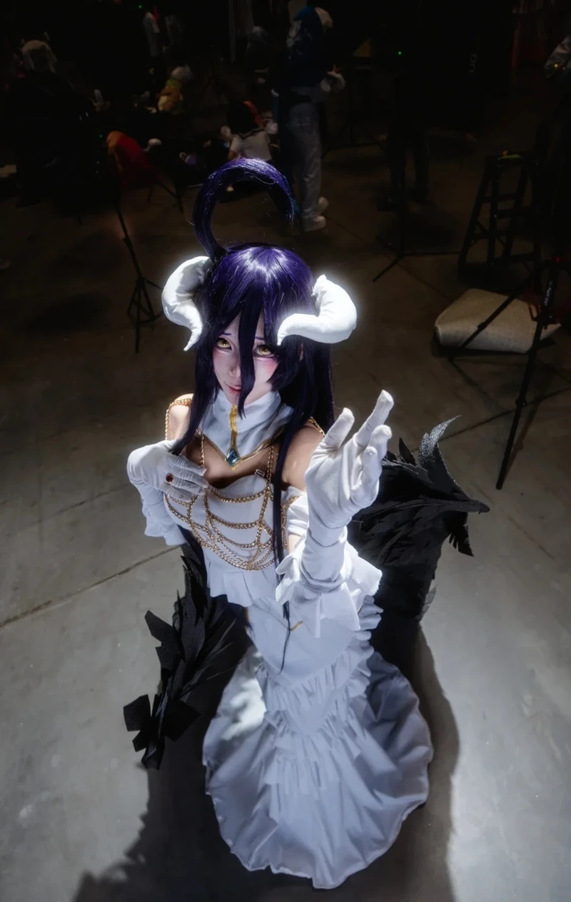 Albedo cosplay cùng mái tóc đen dài đầy cuốn hút