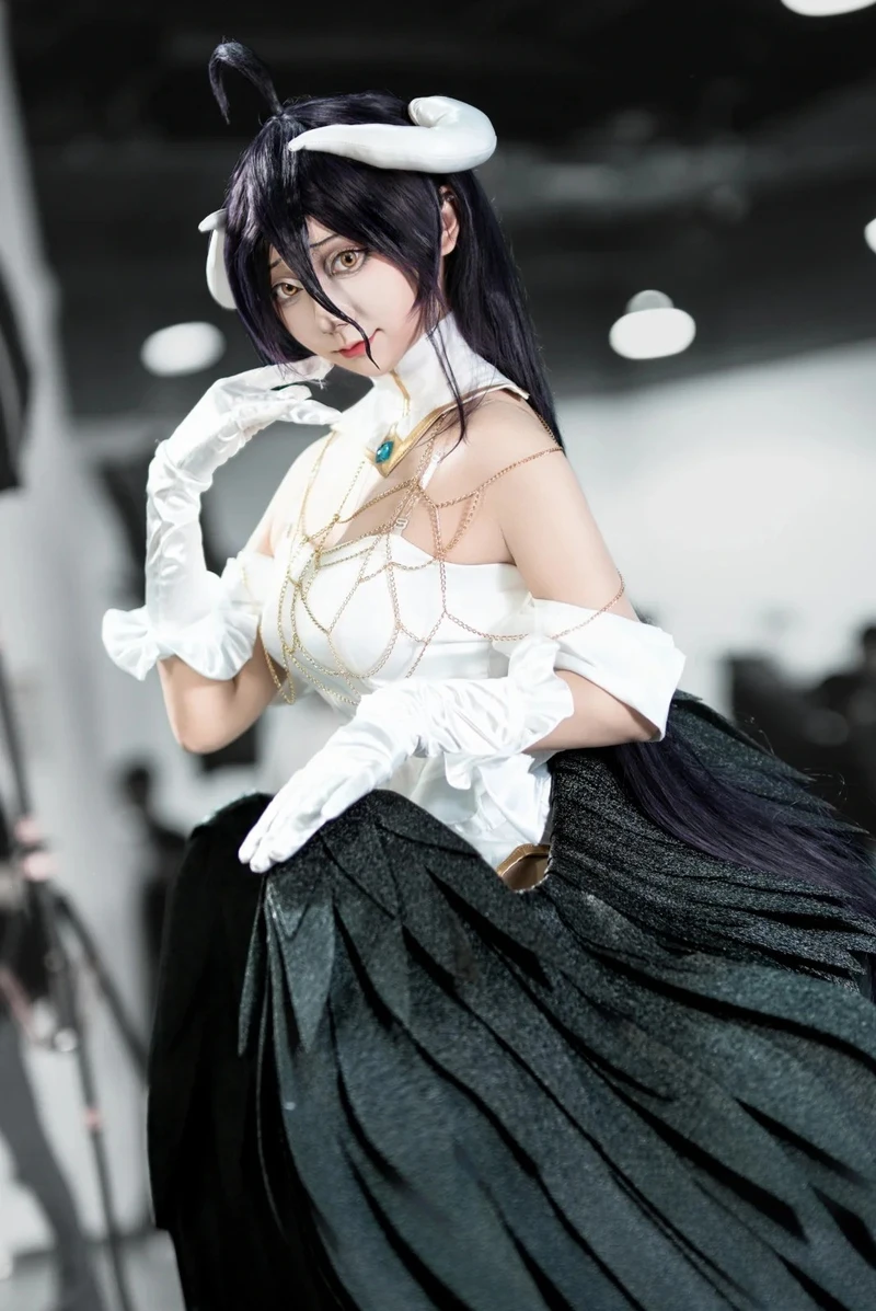 Albedo cosplay phù hợp người thích anime Overlord