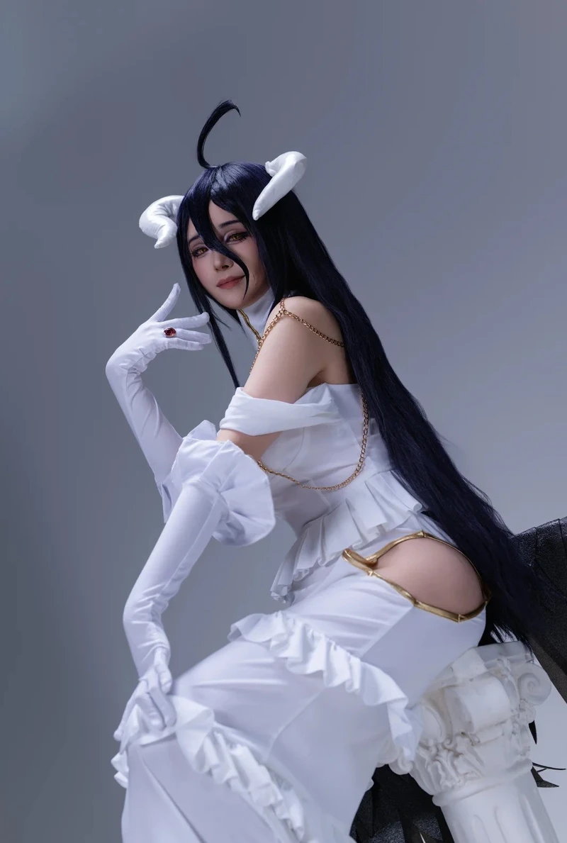 Albedo cosplay trong bộ váy trắng chuẩn nguyên tác