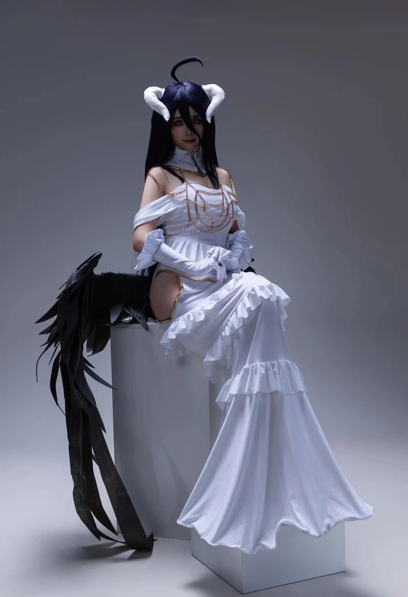 Albedo cosplay với đôi cánh đen nổi bật đặc trưng