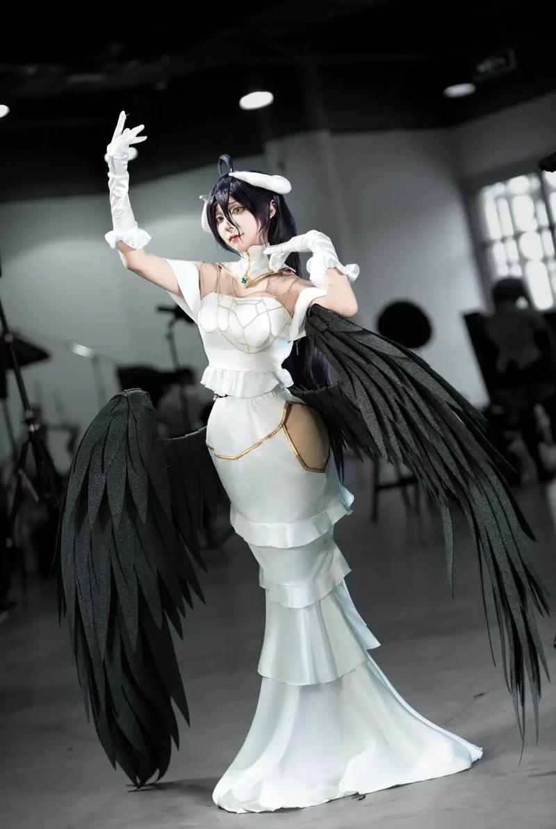 Albedo cosplay với hình tượng nữ ác ma nổi tiếng