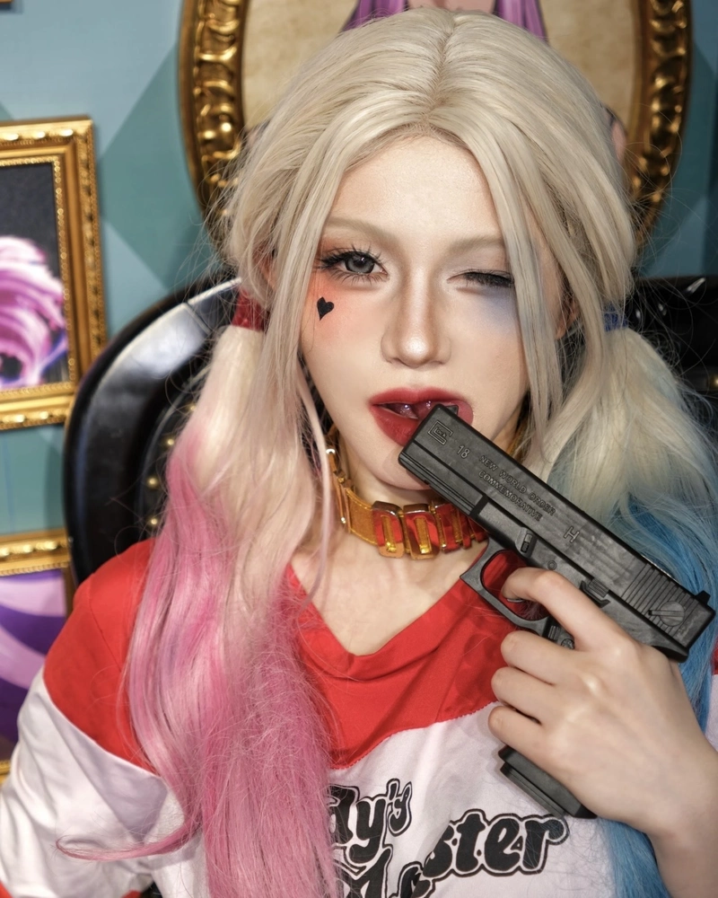 Ảnh Harley Quinn cosplay ánh mắt tinh nghịch đầy cuốn hút
