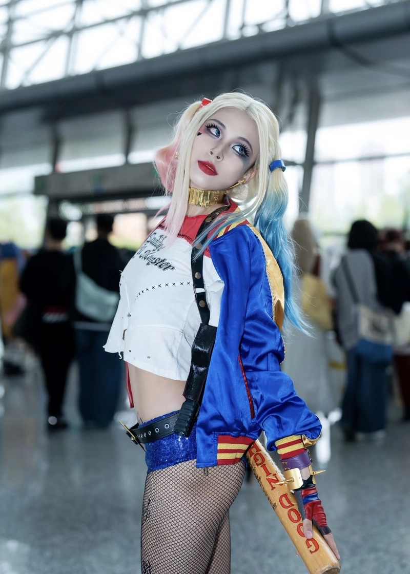 Ảnh Harley Quinn cosplay biểu cảm lém lỉnh cực kỳ cuốn hút