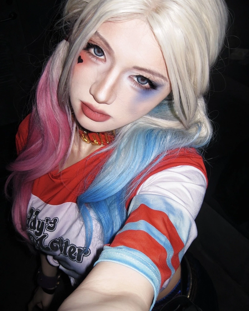 Ảnh Harley Quinn cosplay biểu cảm vui nhộn pha chút điên