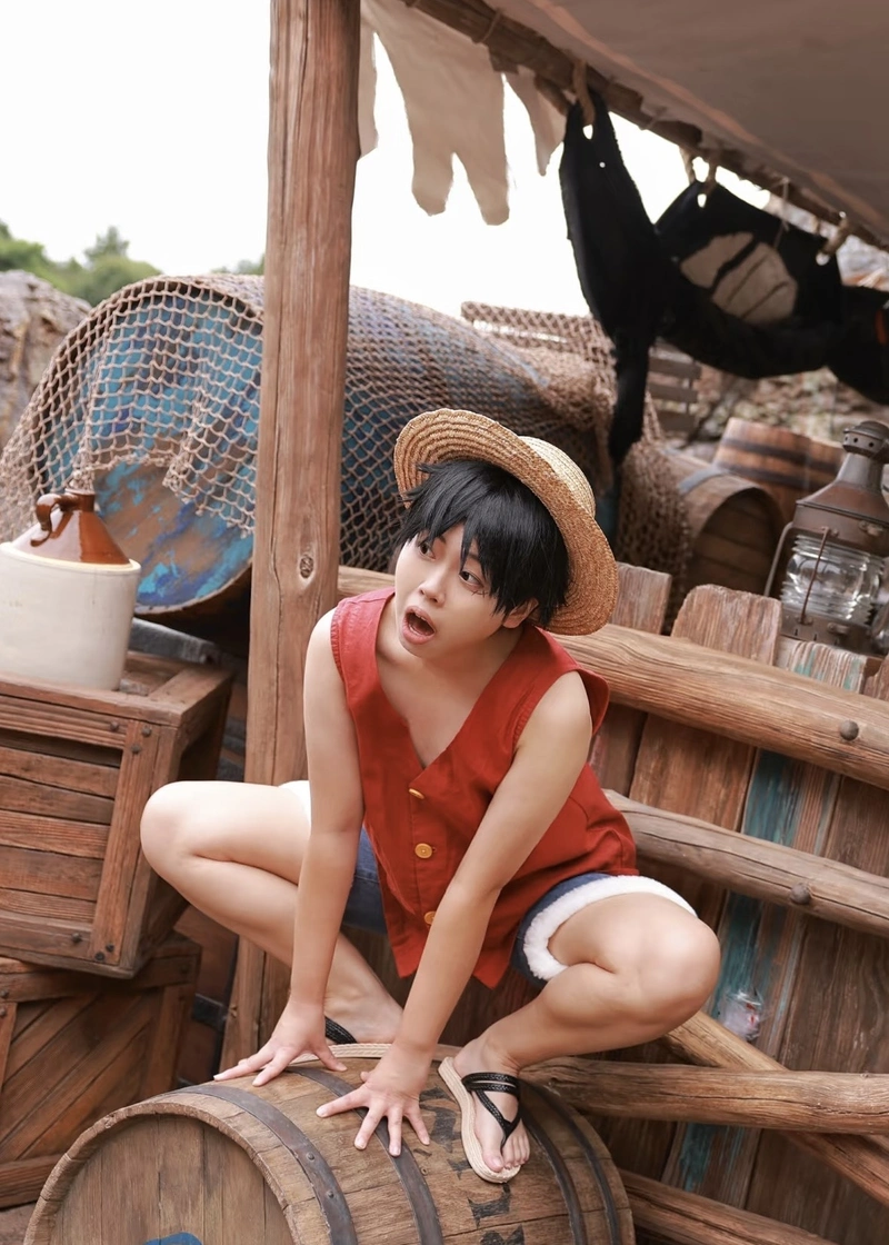 Ảnh Luffy cosplay ánh mắt sáng rực đầy năng lượng