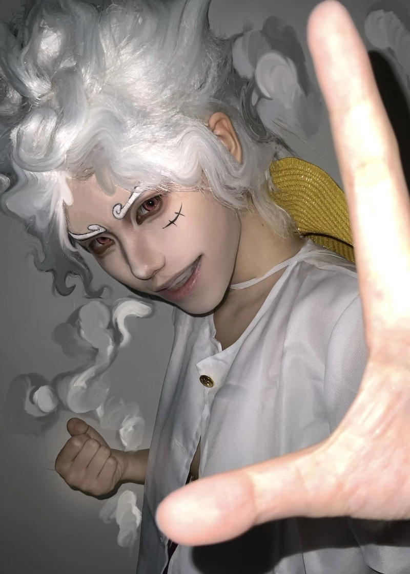Ảnh Luffy cosplay ánh nhìn tự tin đầy sức sống