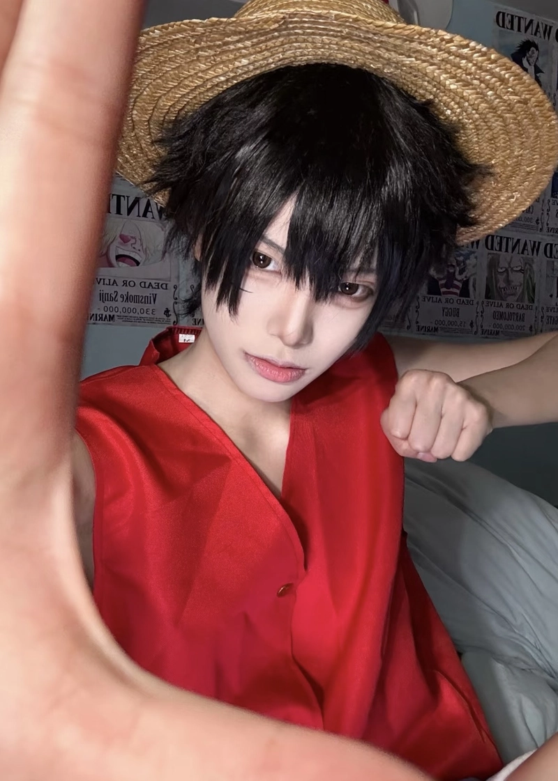 Ảnh Luffy cosplay biểu cảm vui vẻ đầy cuốn hút