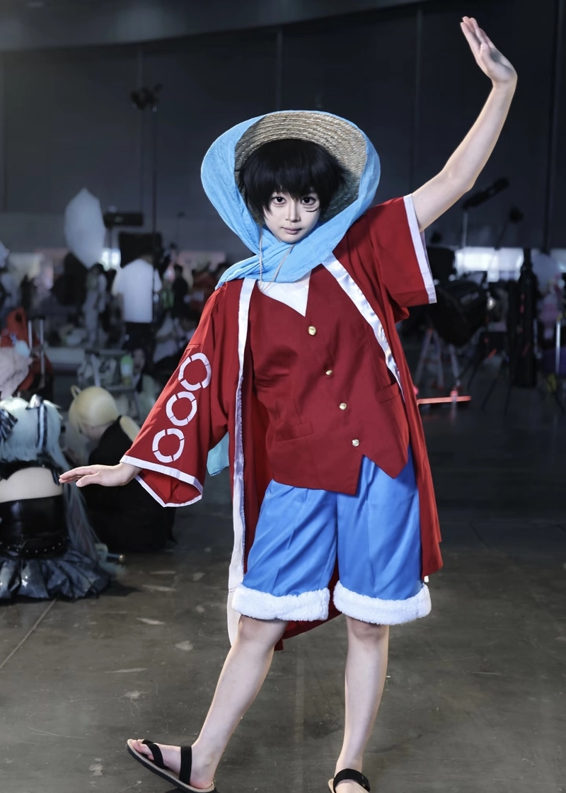 Ảnh Luffy cosplay vẻ ngoài đơn giản nhưng nổi bật